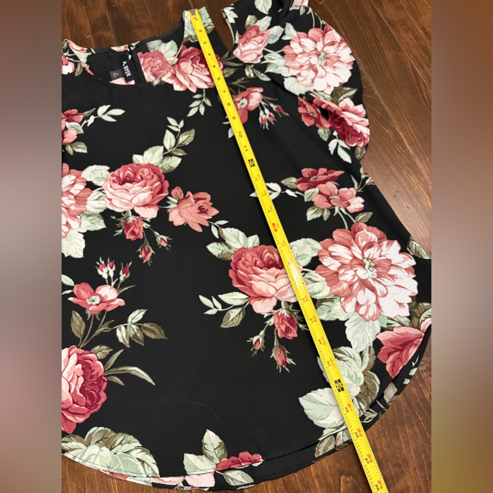 Floral Ruffle Blouse - Picture 4 of 4